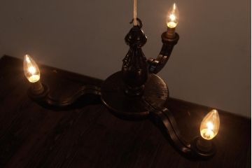 フランスアンティーク　風格のある彫刻が魅力的な木製シャンデリア(3灯、天井照明、吊り下げ照明)