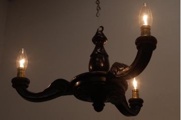 フランスアンティーク　風格のある彫刻が魅力的な木製シャンデリア(3灯、天井照明、吊り下げ照明)