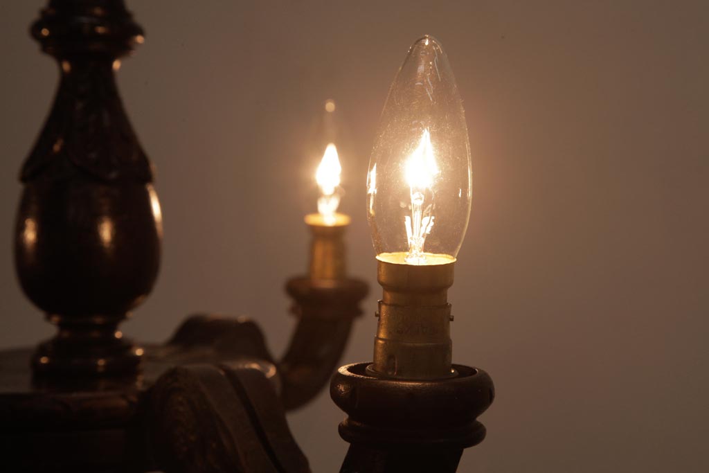 フランスアンティーク　風格のある彫刻が魅力的な木製シャンデリア(3灯、天井照明、吊り下げ照明)