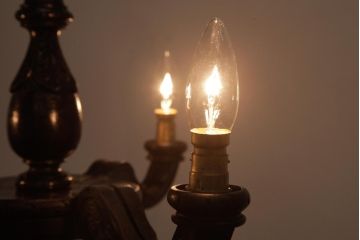 フランスアンティーク　風格のある彫刻が魅力的な木製シャンデリア(3灯、天井照明、吊り下げ照明)