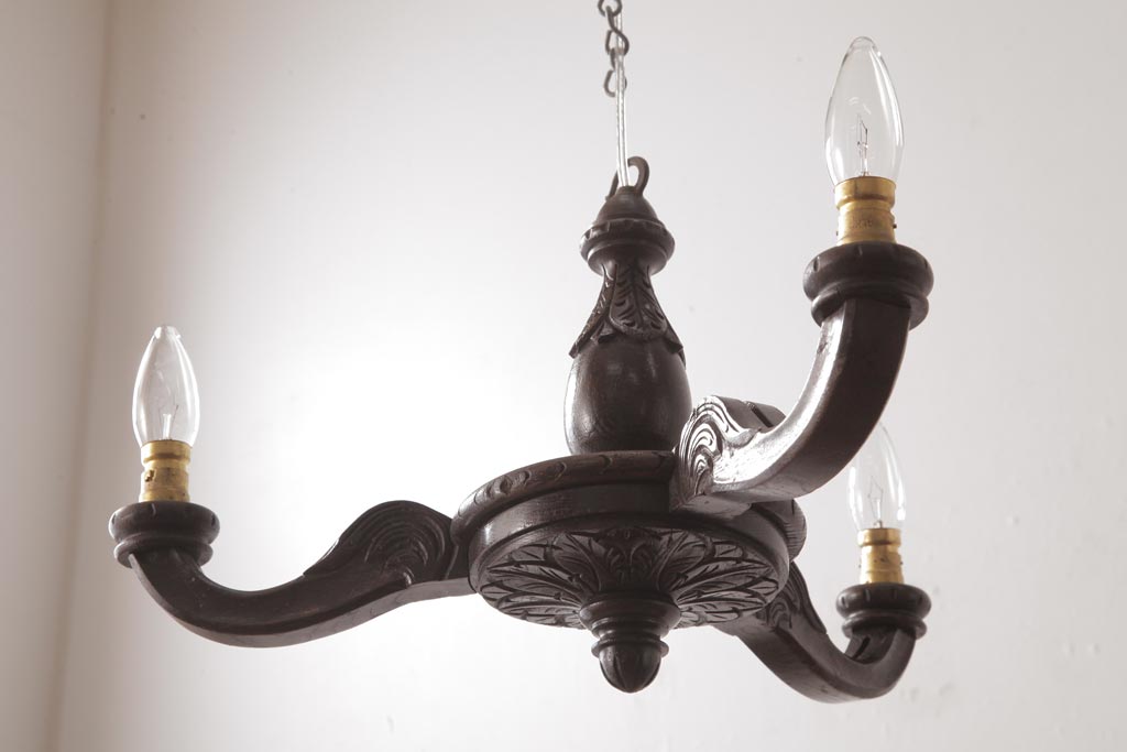 フランスアンティーク　風格のある彫刻が魅力的な木製シャンデリア(3灯、天井照明、吊り下げ照明)