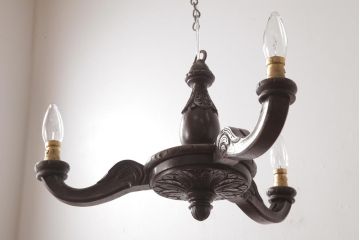 フランスアンティーク　風格のある彫刻が魅力的な木製シャンデリア(3灯、天井照明、吊り下げ照明)