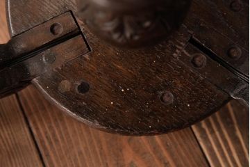 フランスアンティーク　風格のある彫刻が魅力的な木製シャンデリア(3灯、天井照明、吊り下げ照明)