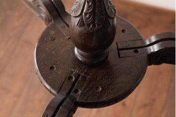 フランスアンティーク　風格のある彫刻が魅力的な木製シャンデリア(3灯、天井照明、吊り下げ照明)