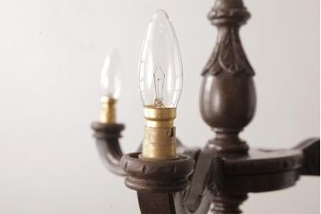 フランスアンティーク　風格のある彫刻が魅力的な木製シャンデリア(3灯、天井照明、吊り下げ照明)