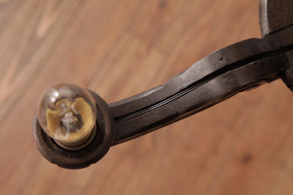 フランスアンティーク　風格のある彫刻が魅力的な木製シャンデリア(3灯、天井照明、吊り下げ照明)