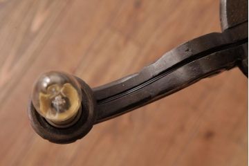 フランスアンティーク　風格のある彫刻が魅力的な木製シャンデリア(3灯、天井照明、吊り下げ照明)