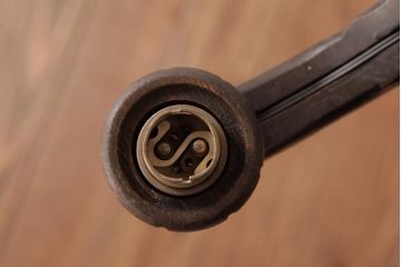 フランスアンティーク　風格のある彫刻が魅力的な木製シャンデリア(3灯、天井照明、吊り下げ照明)