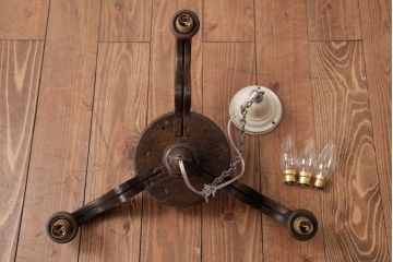 フランスアンティーク　風格のある彫刻が魅力的な木製シャンデリア(3灯、天井照明、吊り下げ照明)