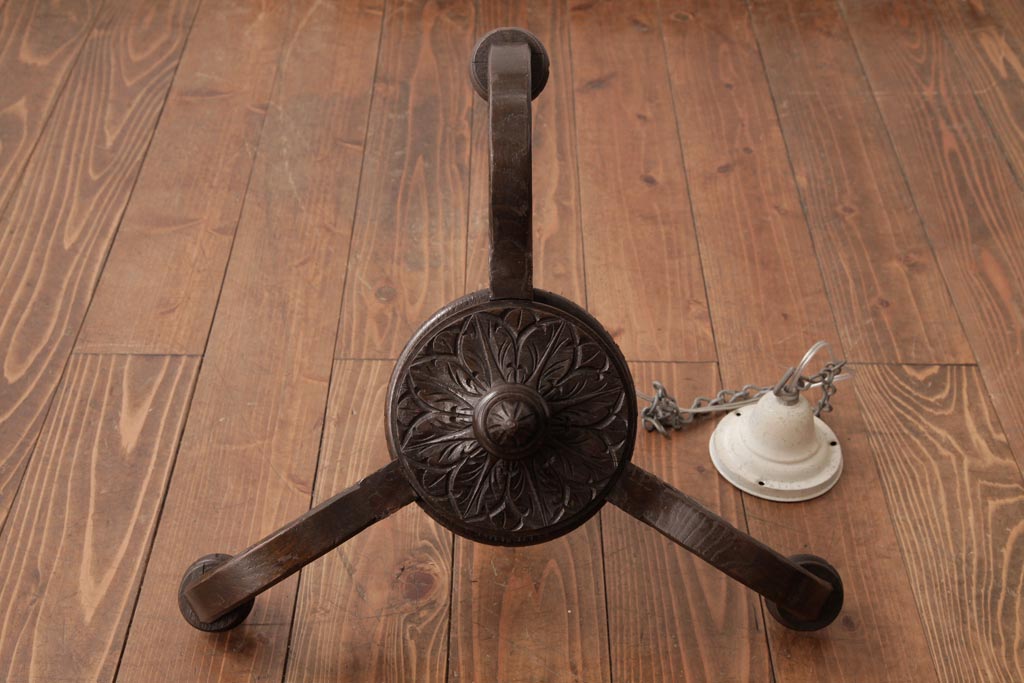 フランスアンティーク　風格のある彫刻が魅力的な木製シャンデリア(3灯、天井照明、吊り下げ照明)