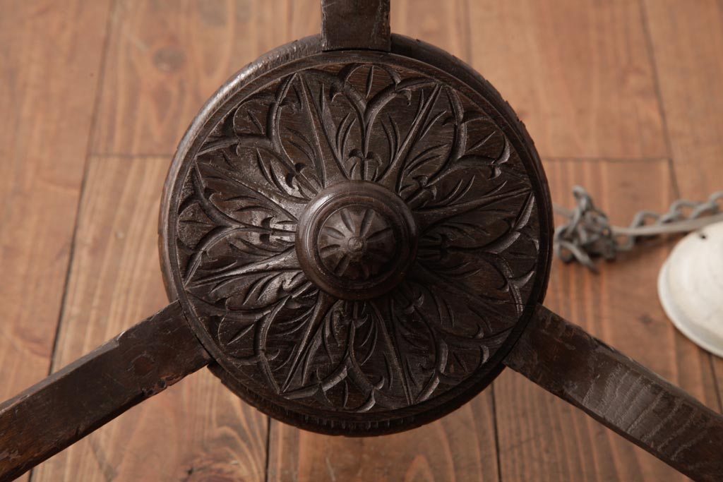 フランスアンティーク　風格のある彫刻が魅力的な木製シャンデリア(3灯、天井照明、吊り下げ照明)