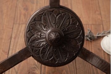 フランスアンティーク　風格のある彫刻が魅力的な木製シャンデリア(3灯、天井照明、吊り下げ照明)