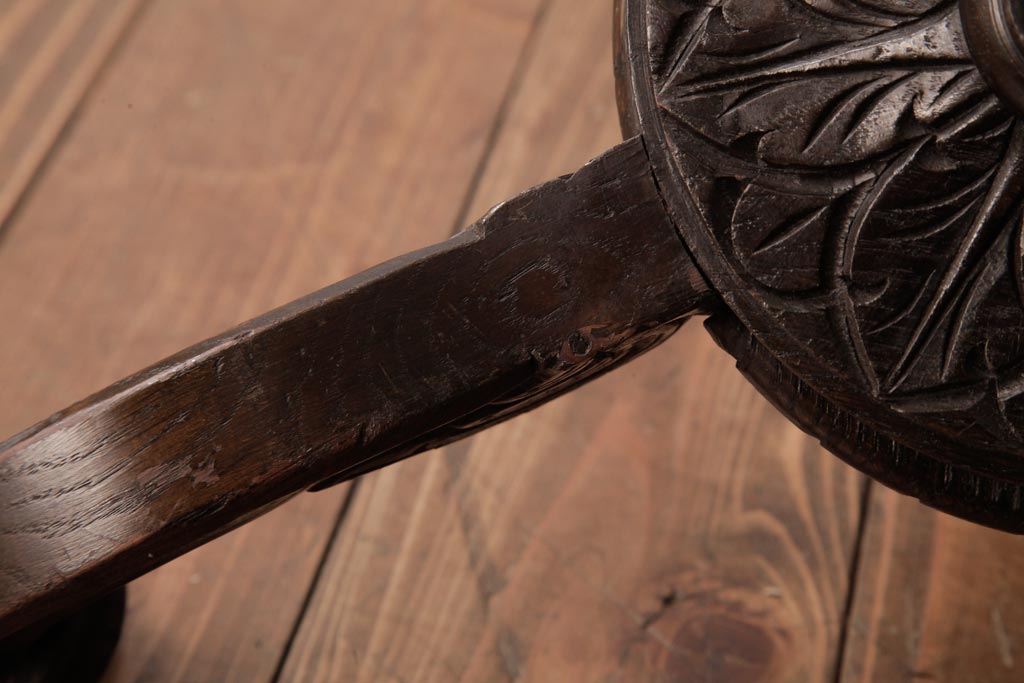 フランスアンティーク　風格のある彫刻が魅力的な木製シャンデリア(3灯、天井照明、吊り下げ照明)