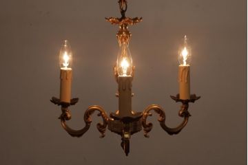 フランスビンテージ　すっきりとしたシルエットと細かな彫刻が魅力的なシャンデリア(3灯、天井照明、吊り下げ照明)(R-034859)