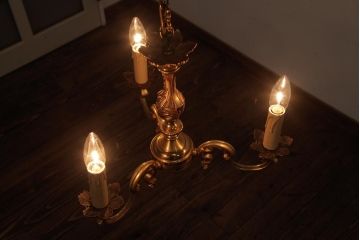 フランスビンテージ　すっきりとしたシルエットと細かな彫刻が魅力的なシャンデリア(3灯、天井照明、吊り下げ照明)(R-034859)