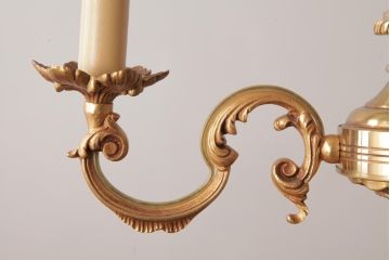フランスビンテージ　すっきりとしたシルエットと細かな彫刻が魅力的なシャンデリア(3灯、天井照明、吊り下げ照明)(R-034859)
