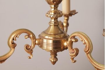 フランスビンテージ　すっきりとしたシルエットと細かな彫刻が魅力的なシャンデリア(3灯、天井照明、吊り下げ照明)(R-034859)