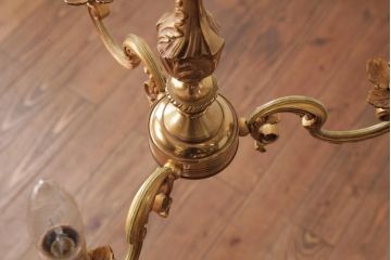 フランスビンテージ　すっきりとしたシルエットと細かな彫刻が魅力的なシャンデリア(3灯、天井照明、吊り下げ照明)(R-034859)