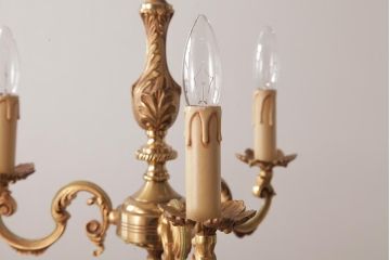 フランスビンテージ　すっきりとしたシルエットと細かな彫刻が魅力的なシャンデリア(3灯、天井照明、吊り下げ照明)(R-034859)