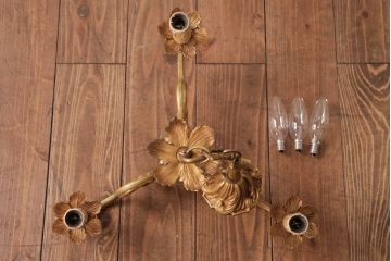 フランスビンテージ　すっきりとしたシルエットと細かな彫刻が魅力的なシャンデリア(3灯、天井照明、吊り下げ照明)(R-034859)