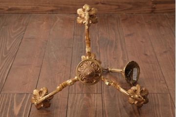 フランスビンテージ　すっきりとしたシルエットと細かな彫刻が魅力的なシャンデリア(3灯、天井照明、吊り下げ照明)(R-034859)