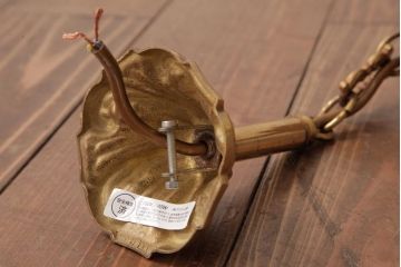 フランスビンテージ　すっきりとしたシルエットと細かな彫刻が魅力的なシャンデリア(3灯、天井照明、吊り下げ照明)(R-034859)