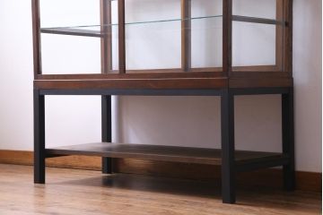レトロ家具　脚付リメイク　シンプルでレトロな作りのガラスケース(ショーケース、陳列棚)