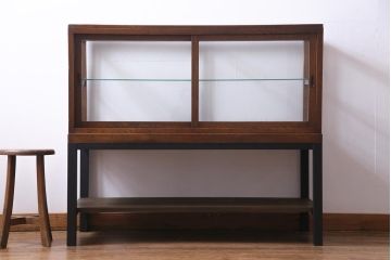 レトロ家具　脚付リメイク　シンプルでレトロな作りのガラスケース(ショーケース、陳列棚)