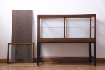 レトロ家具　脚付リメイク　シンプルでレトロな作りのガラスケース(ショーケース、陳列棚)