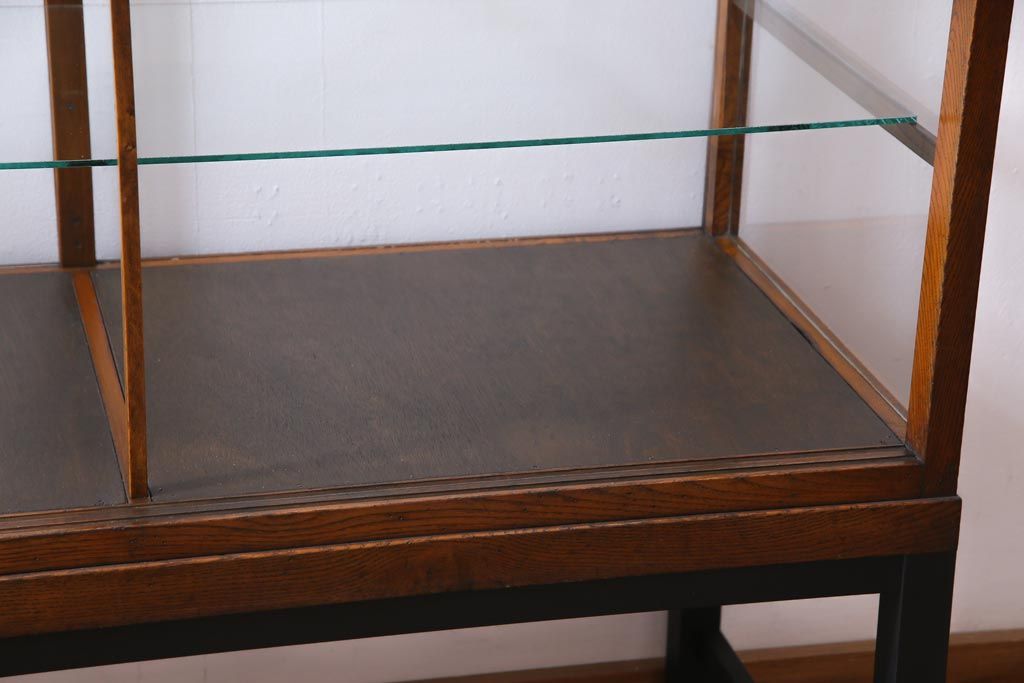 レトロ家具　脚付リメイク　シンプルでレトロな作りのガラスケース(ショーケース、陳列棚)