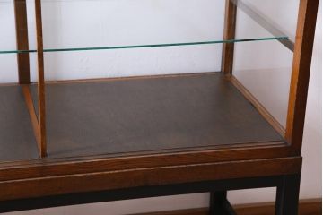 レトロ家具　脚付リメイク　シンプルでレトロな作りのガラスケース(ショーケース、陳列棚)