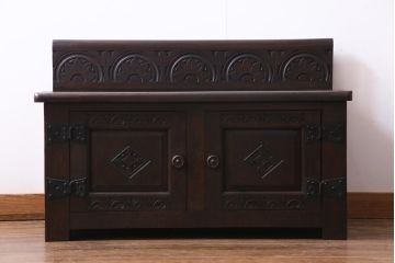 アンティーク家具　イギリスアンティーク　オーク材　堅牢な佇まいが存在感のある収納付きベンチ