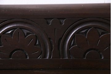 アンティーク家具　イギリスアンティーク　オーク材　堅牢な佇まいが存在感のある収納付きベンチ