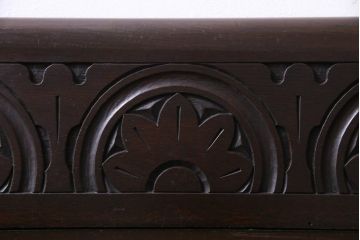 アンティーク家具　イギリスアンティーク　オーク材　堅牢な佇まいが存在感のある収納付きベンチ