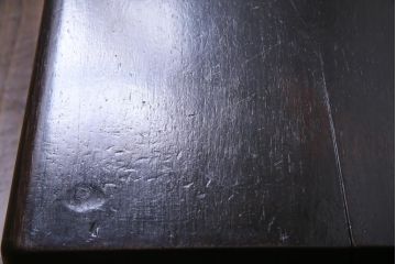 アンティーク家具　イギリスアンティーク　オーク材　堅牢な佇まいが存在感のある収納付きベンチ