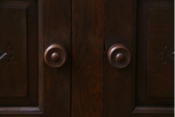 アンティーク家具　イギリスアンティーク　オーク材　堅牢な佇まいが存在感のある収納付きベンチ