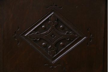 アンティーク家具　イギリスアンティーク　オーク材　堅牢な佇まいが存在感のある収納付きベンチ