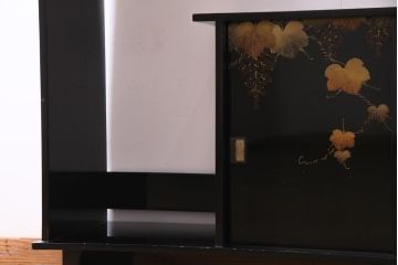 中古　伝統工芸品　輪島塗　葡萄栗鼠の図が描かれた飾り棚(茶棚)