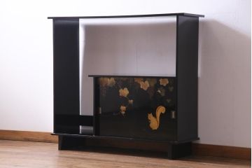 中古　伝統工芸品　輪島塗　葡萄栗鼠の図が描かれた飾り棚(茶棚)