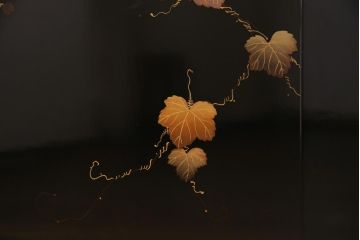 中古　伝統工芸品　輪島塗　葡萄栗鼠の図が描かれた飾り棚(茶棚)
