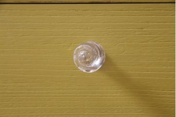 ペイント家具　ガラスの取っ手がアクセントになったリメイクチェスト(引き出し、リビングボード、テレビボード)