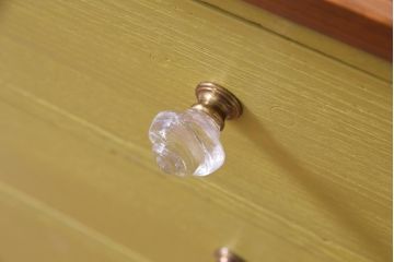 ペイント家具　ガラスの取っ手がアクセントになったリメイクチェスト(引き出し、リビングボード、テレビボード)