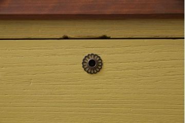 ペイント家具　ガラスの取っ手がアクセントになったリメイクチェスト(引き出し、リビングボード、テレビボード)