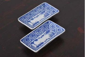 古民具・骨董　染付　蛸唐草紋　はっきりとした藍が美しい角皿2枚セット(長皿)(3)