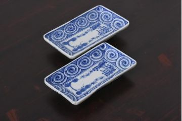 明治期　染付　人気を誇る蛸唐草紋の角皿2枚セット(長皿)(1)