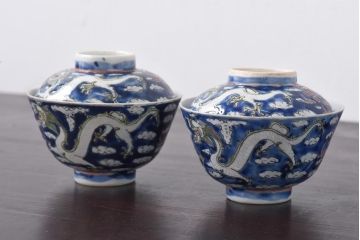 古民具・骨董　龍の図　色絵　独特な絵柄の蓋付き茶碗2客セット(和食器)(1)