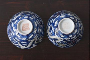 古民具・骨董　龍の図　色絵　独特な絵柄の蓋付き茶碗2客セット(和食器)(2)