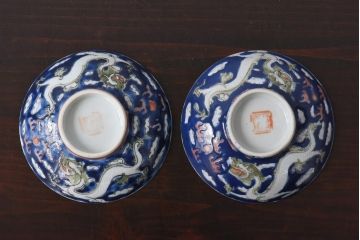 古民具・骨董　龍の図　色絵　独特な絵柄の蓋付き茶碗2客セット(和食器)(2)