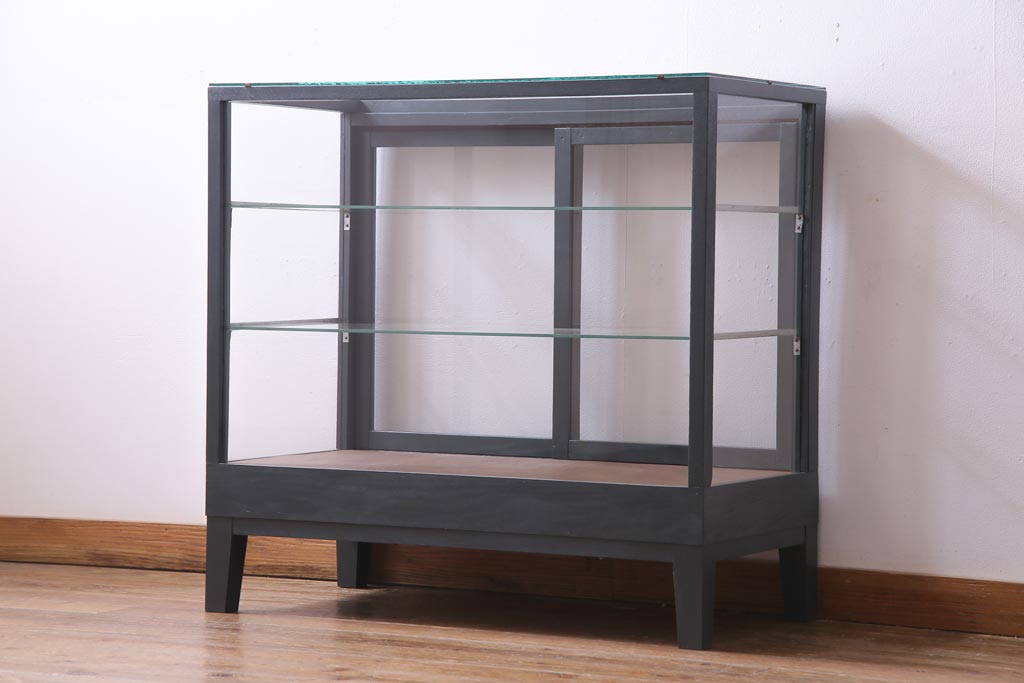 ペイント家具　メンズライクな雰囲気のガラスケース(ショーケース、飾り棚、陳列棚)