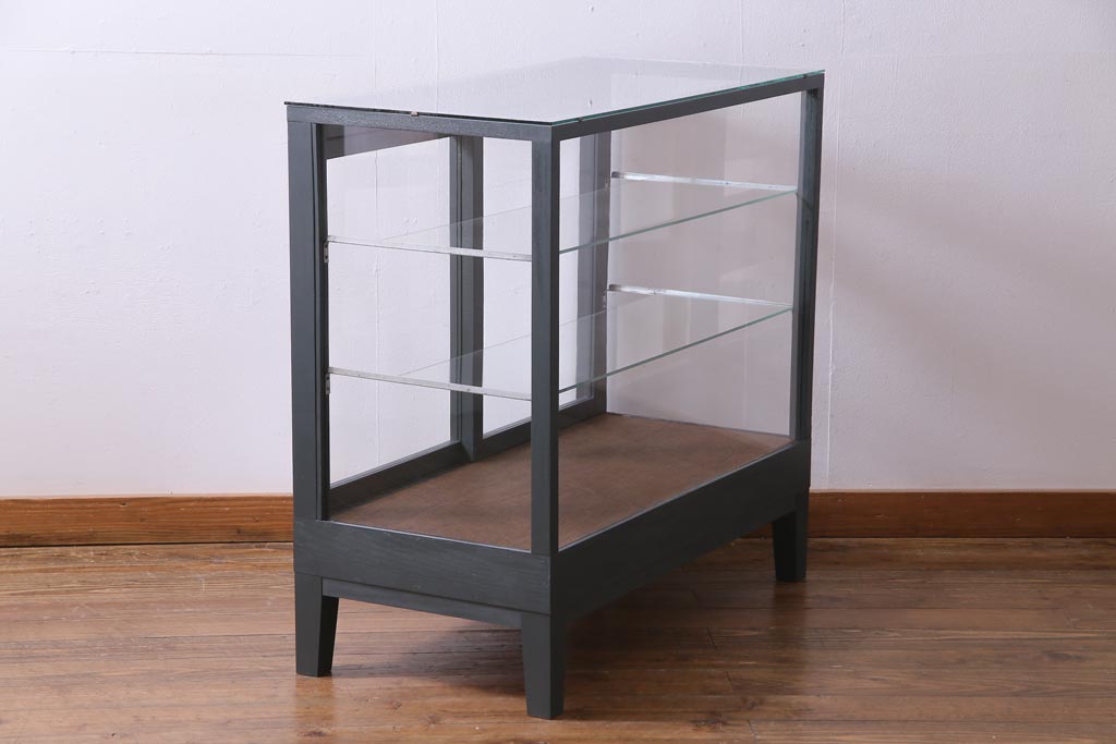 ペイント家具　メンズライクな雰囲気のガラスケース(ショーケース、飾り棚、陳列棚)